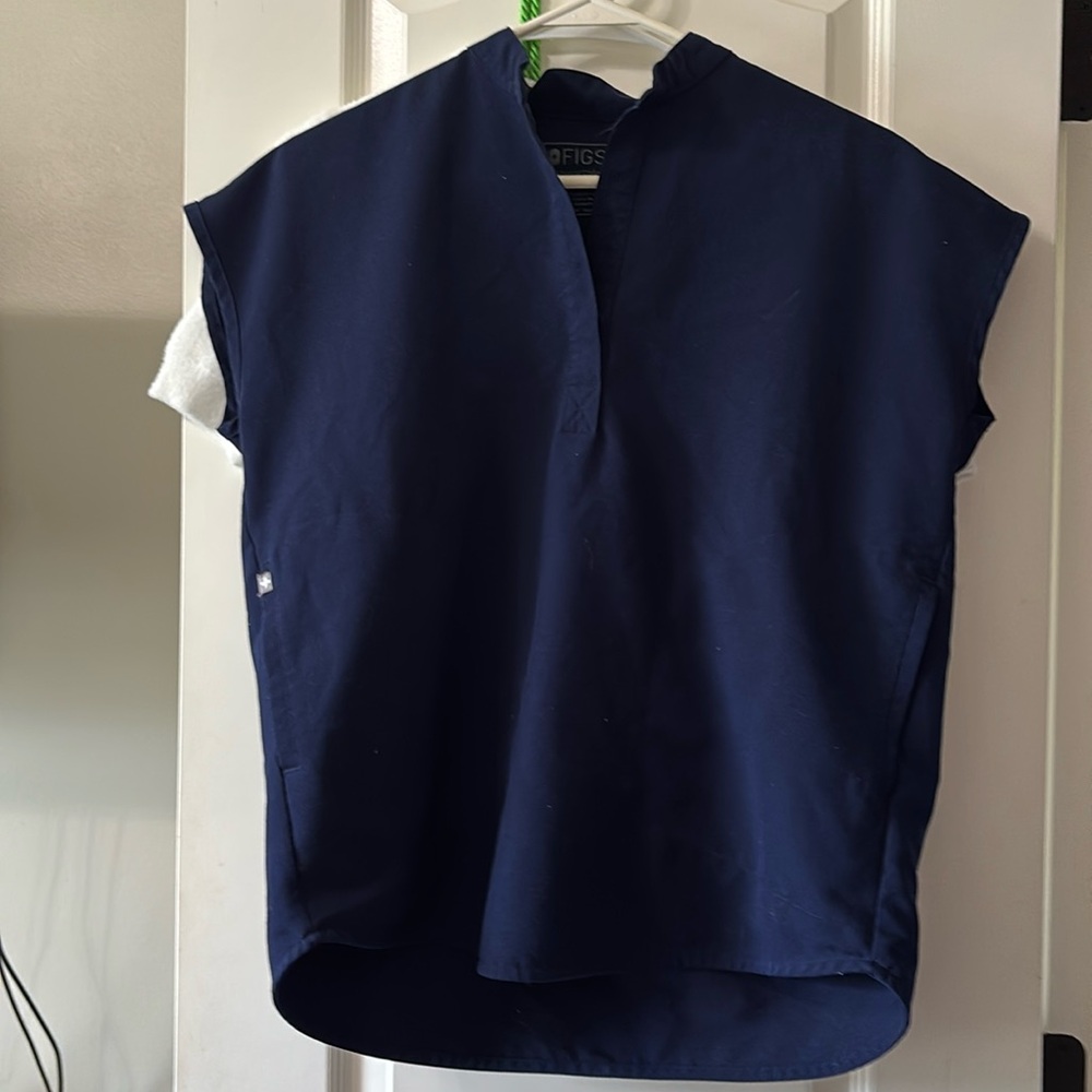 Figs scrub top